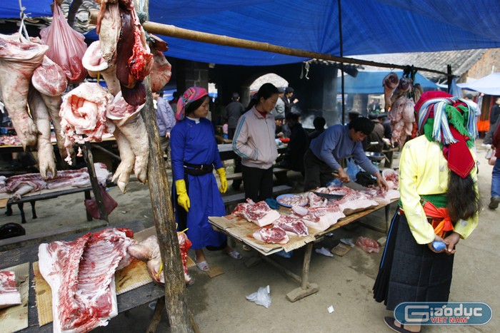Thịt lợn được người H&apos;Mông nuôi đem ra bán tại chợ phiên. Ảnh: Tùng Dương.