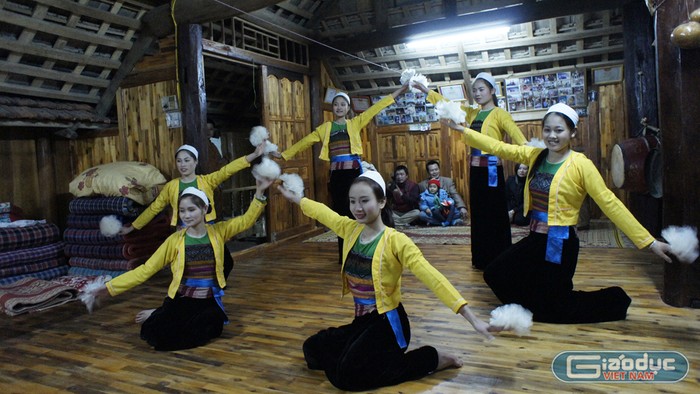 Du khách có thể yêu cầu đội văn nghệ của bản Lác biẻu diễn điệu múa của người Thái trắng. Ảnh: Tùng Dương.