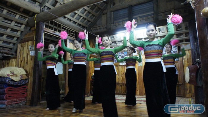 Những cô gái Thái trắng với điệu múa chào mừng du khách. Ảnh: Tùng Dương.