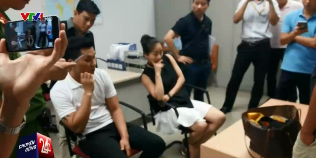 Vợ chồng nữ tiếp viên Hoàng Thị Ngọc Anh bị bắt giữ vì buôn lậu vàng.