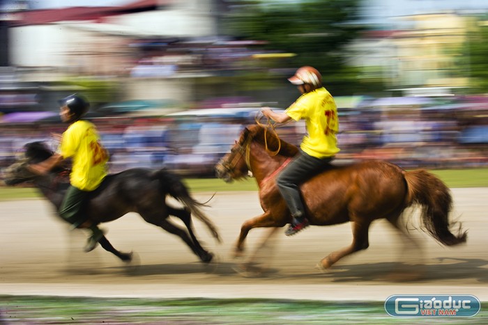 Các chàng trai người H&apos;Mông tổ chức đua ngựa trong ngày Tết. Ảnh: Tùng Dương.