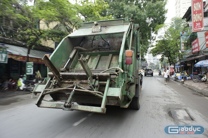 Những chiếc xe gom rác chạy khắp phố phường hàng ngày (chạy cả vào giờ cao điểm) cũng rất bẩn, dễ lây lan bệnh dịch. Ảnh: Tùng Dương.