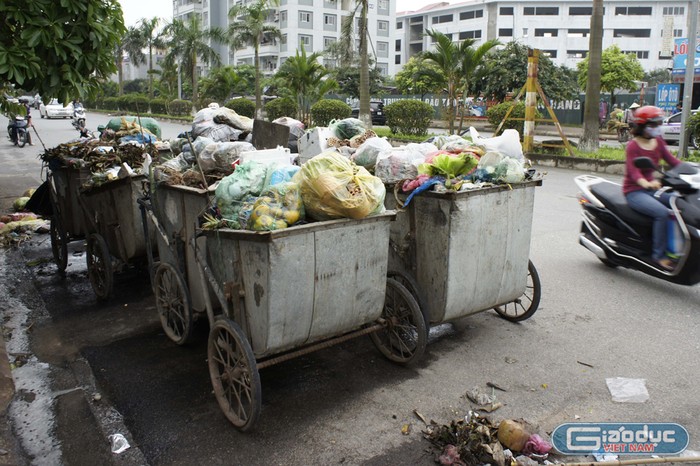 Theo ghi nhận ở ngã tư Hàm Nghi - Nguyễn Cơ Thạch thì đây không phải là công nhân tập kết rác để xe ôtô gom rác đến chở đi ngay, hầu hết là những điểm này tập kết từ sáng đến trưa hoặc từ trưa đến 20h hàng ngày. Ảnh: Tùng Dương.