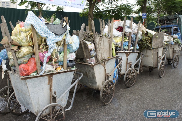 Những đống rác di động này trên phố Hàm Nghi làm bốc mùi hôi thối, làm ô nhiễm cộng đồng dân cư khu vực đó. Ảnh: Tùng Dương.