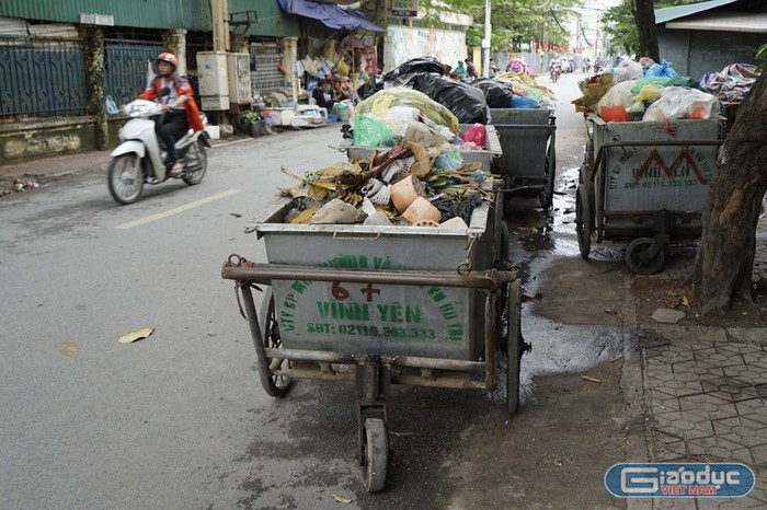 Nhiều con phố khá hẹp như phố Trần Bình nhưng ngày nào cũng tồn tại hàng chục xe rác ngay dưới lòng đường suốt cả ngày. Vừa mất mĩ quan và thường xuyên gây ra tình trạng ùn tắc giao thông ở khu vực này. Ảnh: Tùng Dương.