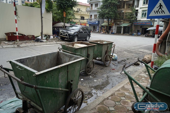 Khi không gom rác thì xe cũng bị vứt khá tùy tiện ngay dưới lòng đường ngã 3 Nguyễn Hoàng - Trần Bình. Ảnh: Tùng Dương.