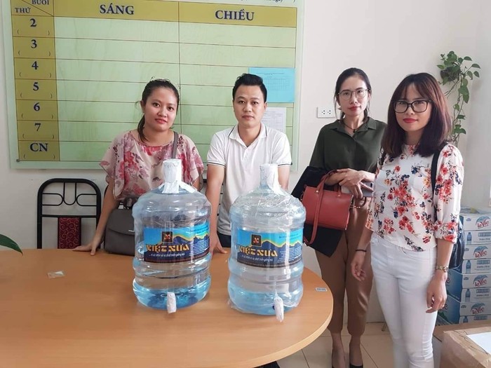 Từ trái qua phải: Đại diện của trường Tiểu học Chu Văn An. Đại diện của nhà sản xuất nước Việt Xưa và 2 nữ phụ huynh của trường.