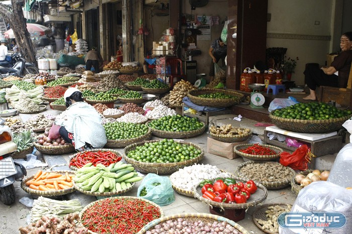 Nhiều chợ ở trung tâm Hà Nội mở bán hàng từ mùng 2 Tết. Ảnh: Tùng Dương.