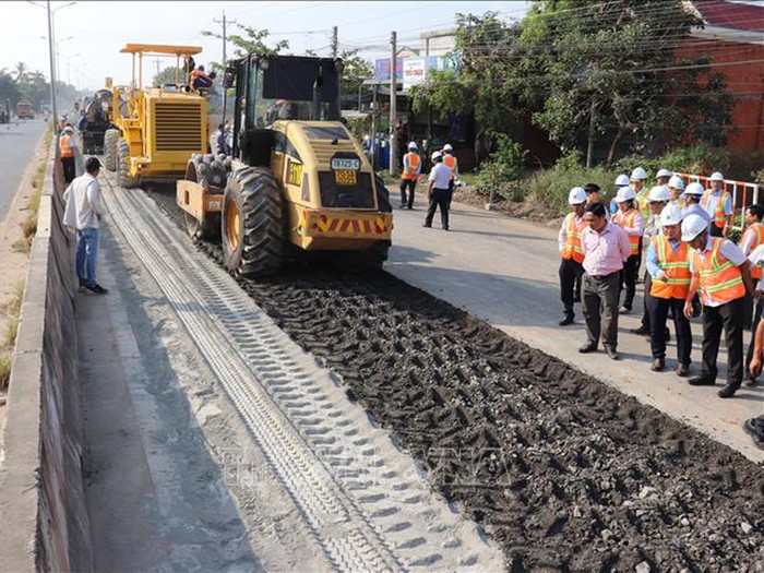 Trong thời gian thu phí hoàn vốn chủ đầu tư dự án đường BOT có trách nhiệm bảo trì tuyến đường. Ảnh: TTXVN.