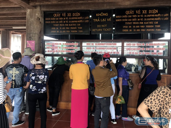 Hầu hết du khách buộc phải mua vé xe điện vì khoảng cách từ bãi gửi xe tới chùa rồi quay lại là gần 8km. Ảnh: Tùng Dương.
