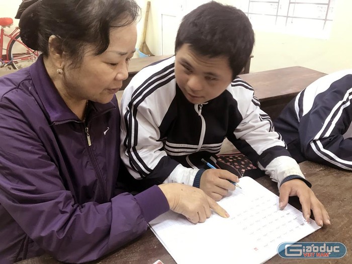 Sau 1 năm, học trò Nguyễn Mạnh Nghĩa 21 tuổi, đã thuộc hết bảng chữ cái và tập tô theo nét chữ. Ảnh: Tùng Dương.