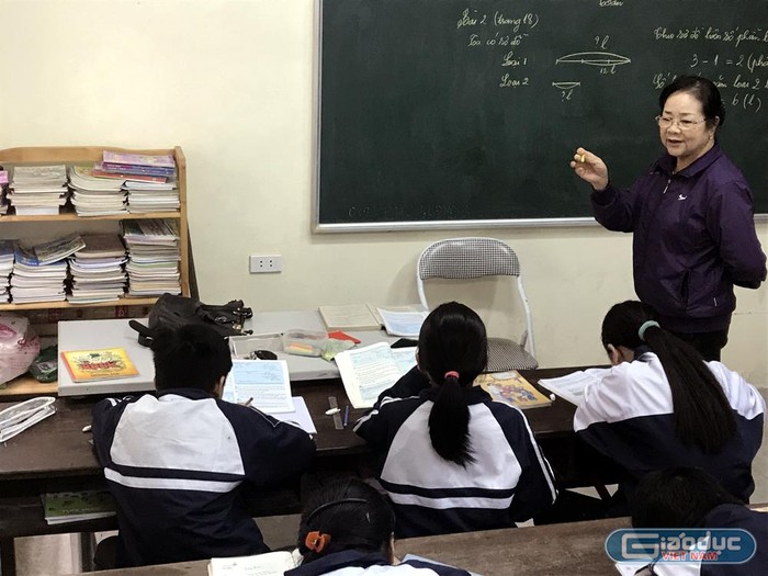 Cô giáo Phạm Thị Huyền, 21 năm qua vẫn hàng ngày lên lớp dạy xóa mù chữ cho các em học sinh có hoàn cảnh khó khăn. Ảnh: Tùng Dương.