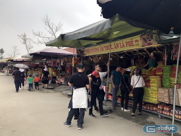 Hàng trăm ki - ốt được cho thuê trong khu vực bãi trông xe xung quanh chùa Bái Đính mới. Ảnh: Tùng Dương