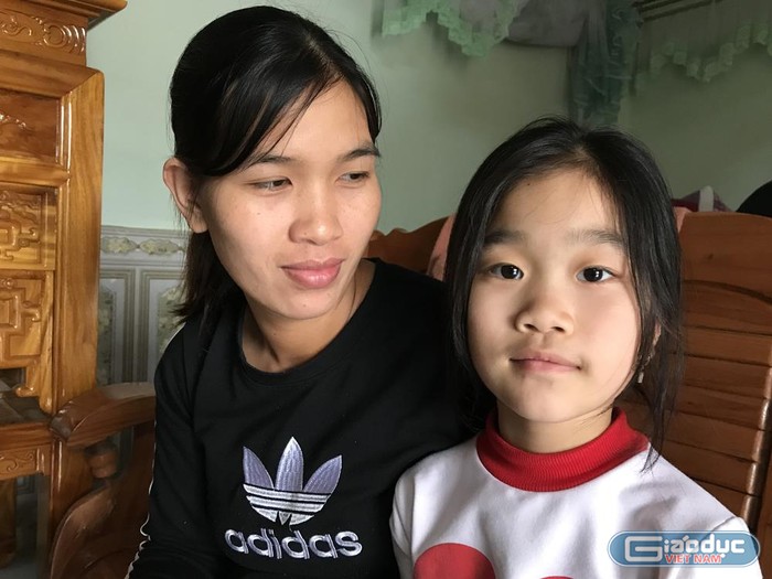 Cháu Nguyễn Thị Hải Yến và mẹ sau khi điều trị tại bệnh viện. Ảnh: Tùng Dương.