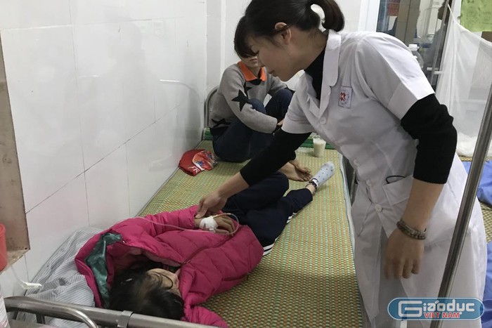 Học sinh tại Trường tiểu học Nhã Lộng (Thái Nguyên) phải cấp cứu sau khi uống sữa Fami Vinasoy. Ảnh: Tùng Dương.