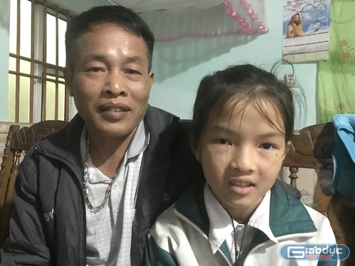 Anh Sỹ và con gái Hồng Hạnh học lớp 4 Trường tiểu học Nhã Lộng. Ảnh: Tùng Dương.