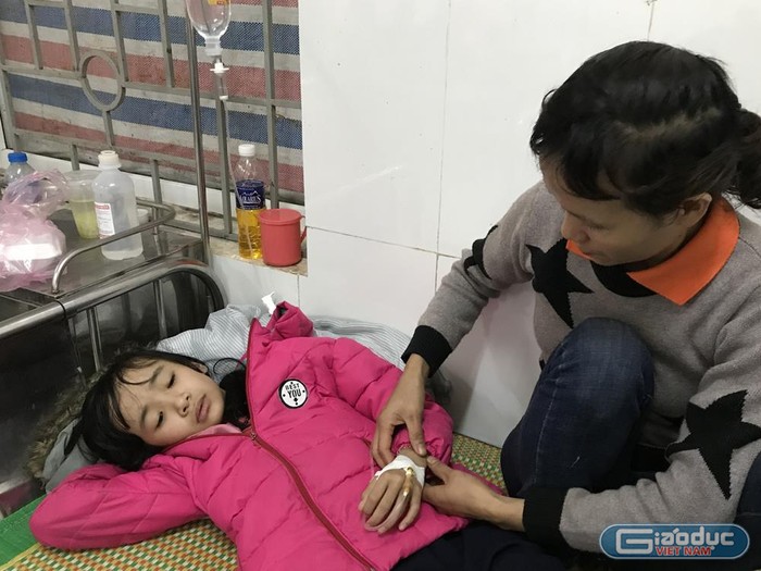 Chị Nguyễn Thị Lịu cùng con gái Nguyễn Thị Lệ vào viện đa khoa Phú Bình cấp cứu sáng ngày 17/3/2019. Ảnh: Tùng Dương.