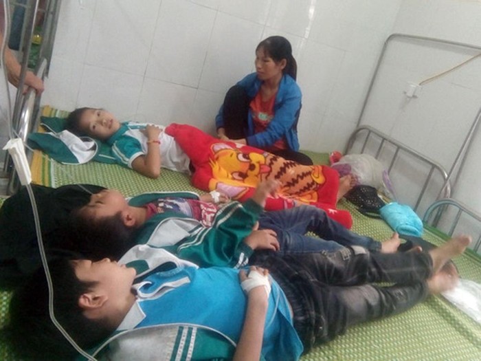 29 học sinh Trường Tiểu học Nhã Lộng (Thái Nguyên) phải cấp cứu nghi bị ngộ độc sữa Fami Kid. Ảnh: Bệnh viện Đa khoa Phú Bình.