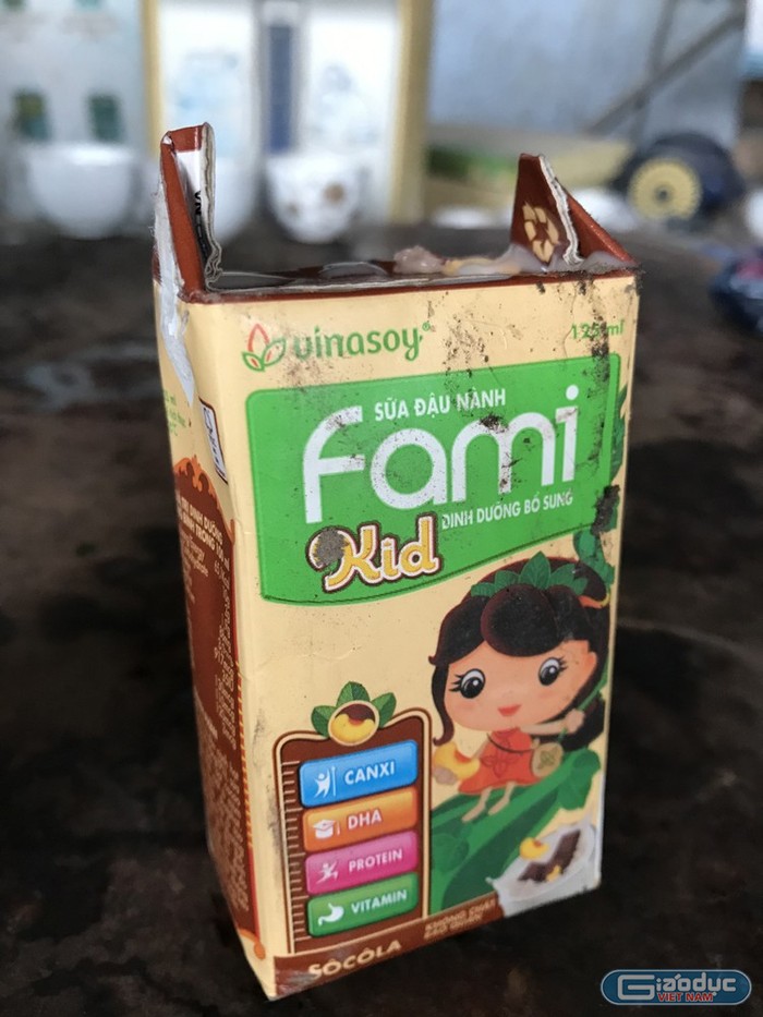 Hộp sữa đậu nành Fami Kid của một học sinh Trường Tiểu học Nhã Lộng uống. Ảnh: Tùng Dương.