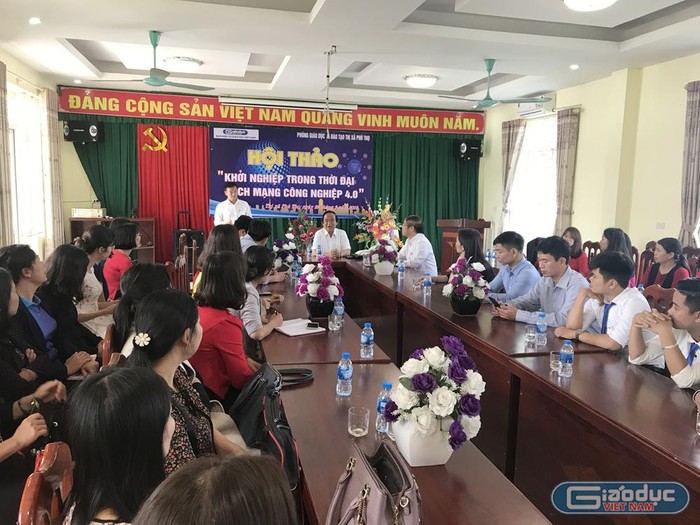 Giáo sư Nguyễn Lân Dũng đã gặp gỡ các thày, cô giáo của Trường Trung học cơ sở Hùng Vương. Ảnh: Tùng Dương.