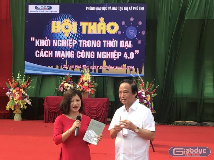 Cô giáo Bùi Thị Mai, dạy môn văn của Trường Trung học cơ sở Hùng Vương nói lời cảm ơn Giáo sư Nguyễn Lân Dũng. Ảnh: Tùng Dương.