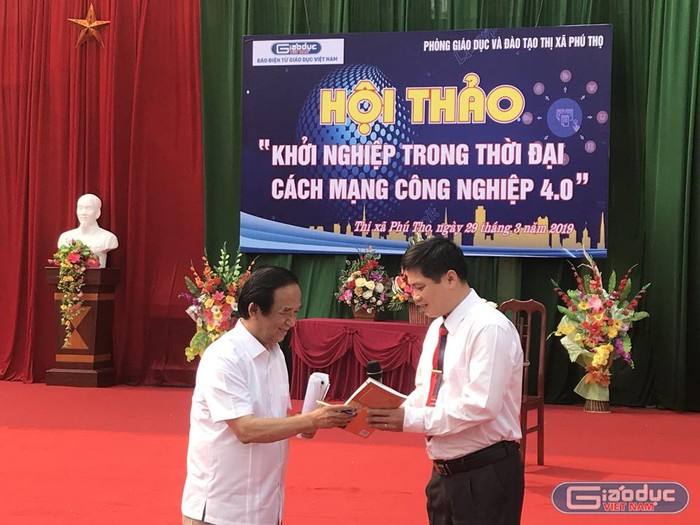 Thày giáo Nguyễn Chính Phương, nói lời cảm ơn Giáo sư Nguyễn Lân Dũng khi được nhận sách tại buổi hội thảo. Ảnh: Tùng Dương.