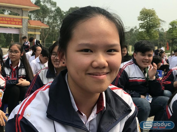 Em Bạch Hải Hạnh, học sinh lớp 9C Trường Trung học cơ sở Hùng Vương với câu hỏi dành cho Nhà giáo nhân dân Nguyễn Lân Dũng . Ảnh: Tùng Dương.