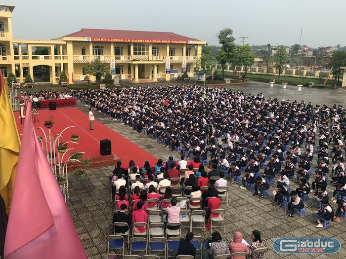 Học sinh và các thày cô giáo Trường Trung học cơ sở Hùng Vương (Thị xã Phú Thọ) trong giờ ngoại khóa tại trường. Ảnh: Tùng Dương.