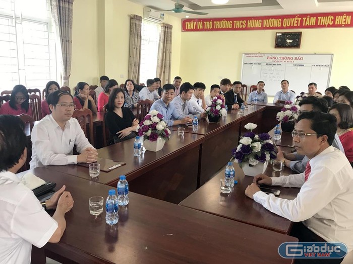 Tập thể giáo viên Trường Trung học cơ sở Hùng Vương (Thị xã Phú Thọ) tại buổi Hội thảo -Cuộc cách mạng công nghiệp 4.0. Ảnh: Tùng Dương.