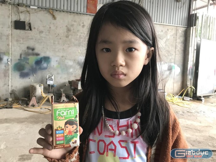 Hà Ngọc Nhi, 7 tuổi, học lớp 1C Trường tiểu học Nhã Lộng cho biết sữa Fami Kid có vị chua khi cháu uống. Ảnh: Tùng Dương.