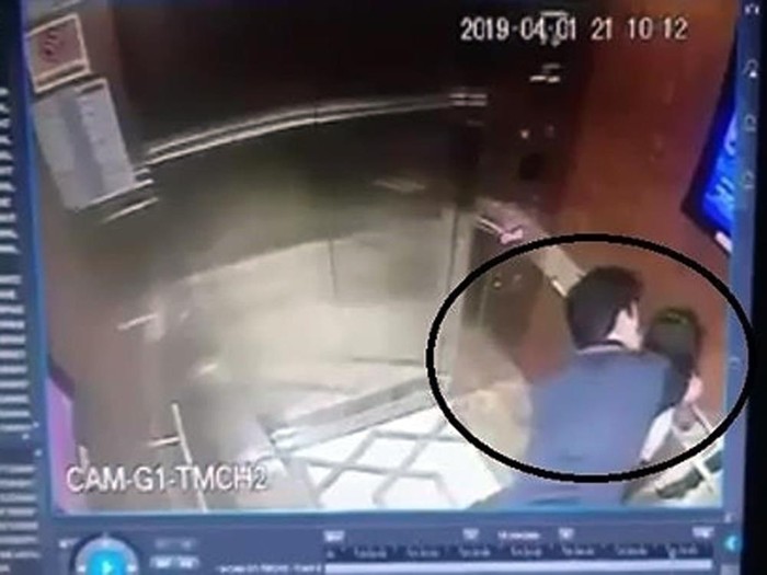Hình ảnh gã đàn ông có hành động dâm ô bé gái trong thang máy ở tòa nhà Galaxy, quận 4, Thành phố Hồ Chí Minh. Ảnh: Cắt từ clip.