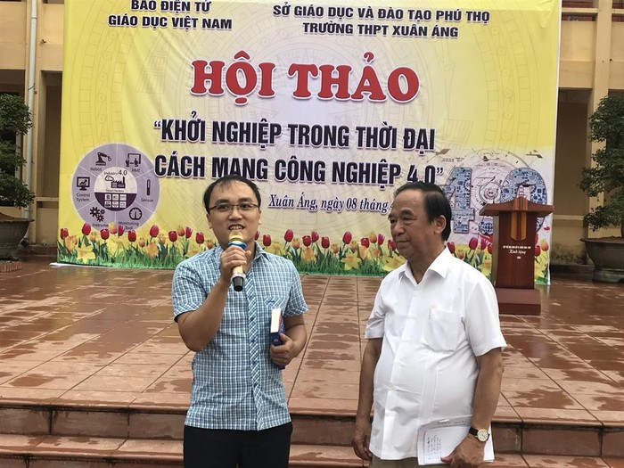 Thầy Hà Việt Phú được nhận sách dạy học tiếng Anh từ Giáo sư Nguyễn Lân Dũng. Ảnh: Tùng Dương.