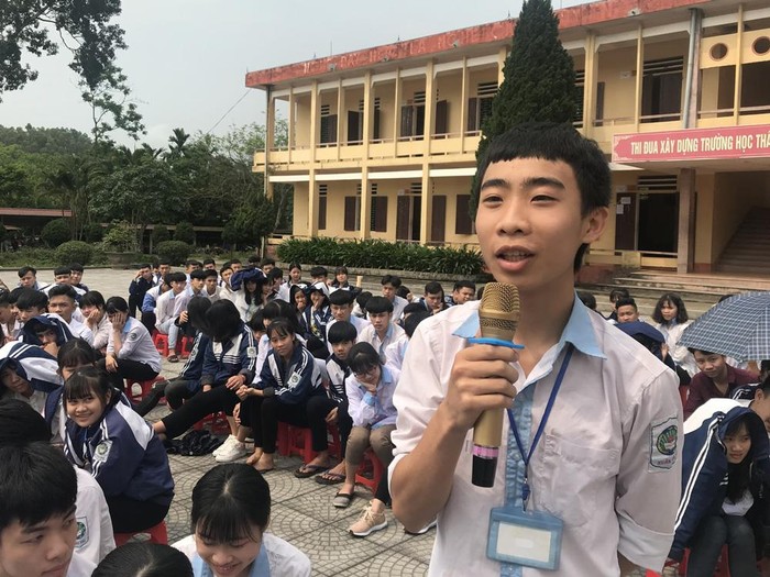 Em Nguyễn Đoàn, học sinh lớp 12E với câu hỏi về hướng nghiệp. Ảnh: Tùng Dương.