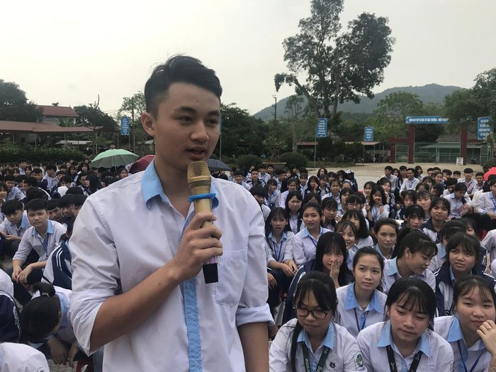 Em Hà Quốc Khánh lớp 11G với câu hỏi về kiến thức xã hội. Ảnh: Tùng Dương.