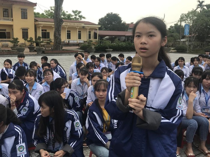 Em Nguyễn Vũ Thu Trang lớp 10D với câu hỏi về môi trường ô nhiễm. Ảnh: Tùng Dương.