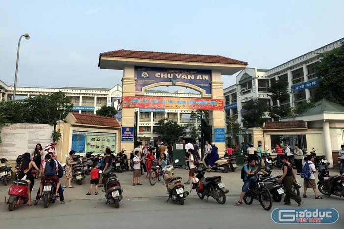 Đây không phải là lần đầu tiên Trường Tiểu học Chu Văn An (Hoàng Mai, Hà Nội) xảy ra sự việc thực phẩm có chất lượng kém. Ảnh: Tùng Dương.