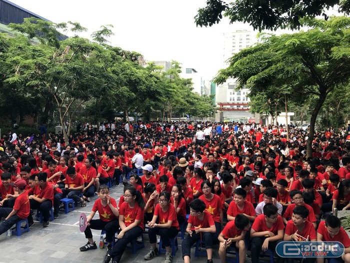 Các em học sinh Trường Trung học phổ thông Lương Thế Vinh ổn định chỗ ngồi tại sân trường. Ảnh: Tùng Dương.