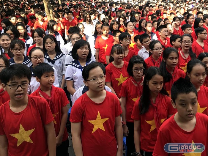 Các em học sinh Trường Trung học phổ thông Lương Thế Vinh làm lễ chào cờ. Ảnh: Tùng Dương.