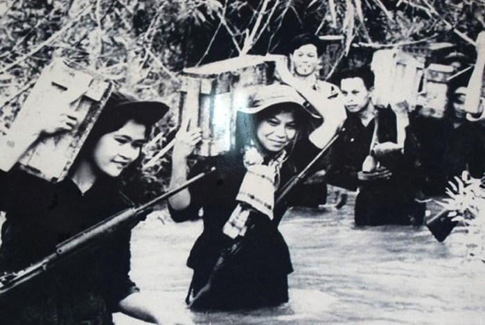 Năm 1965, đợt tuyển thanh niên xung phong chống Mỹ, cứu nước đầu tiên ở 14 tỉnh miền Bắc đã huy động được trên 5 vạn người tham gia và một nửa trong số đó là nữ. Ảnh minh họa: Thông Tấn Xã Việt Nam.