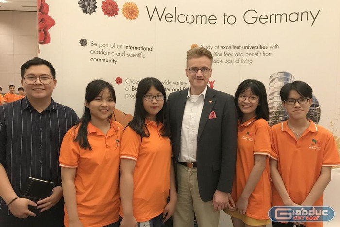 Giáo sư Andreas Stoffers Trường SDI tại Đức đã gặp gỡ và trao đổi với các phụ huynh về mô hình 9 +. Ảnh: Tùng Dương.
