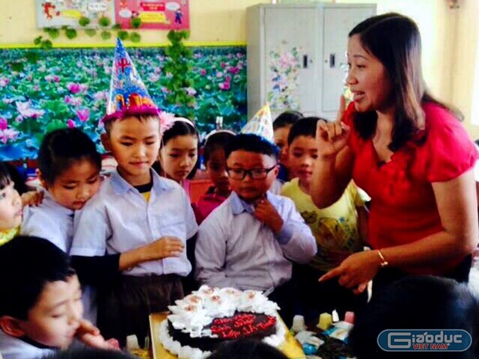 Cô giáo Lê Thị Nếp tổ chức sinh nhật cho học sinh tại lớp. Ảnh: Nhân vật cung cấp.