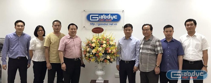 Ông Nguyễn Hoàng Anh (thứ 4 từ bên trái vào) - Ủy viên Trung ương Đảng, Chủ tịch Ủy ban quản lý vốn Nhà nước tại doanh nghiệp tặng hoa và chúc mừng Báo Điện tử Giáo dục Việt Nam. Ảnh: Tùng Dương.