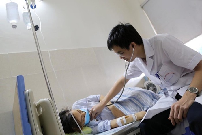 Bác sĩ Nguyễn Quốc Nhật - Phó trưởng khoa Điều trị hóa chất luôn theo dõi sát người bệnh. Ảnh: Công Thắng.