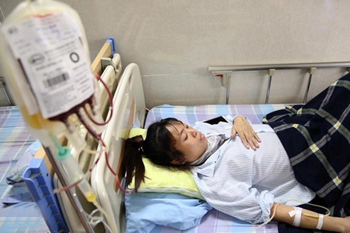 Bệnh nhân Phạm Thị Vang 29 tuổi được chẩn đoán mắc bệnh ung thư máu và hiện đang nằm điều trị tại Viện Huyết học - Truyền máu Trung ương. Ảnh: Công Thắng.