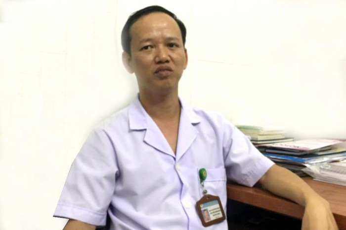 Bác sĩ Nguyễn Minh Đức ở Bệnh viện Đa khoa huyện Đức Thọ - Hà Tĩnh đến đỡ đẻ ngôi đầu.