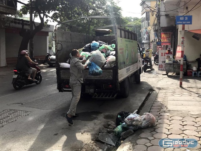 Nhiều đoạn phố dài không hề có thùng rác khiến cho người dân vứt rác ngay xuống lòng đường. Ảnh: TD.
