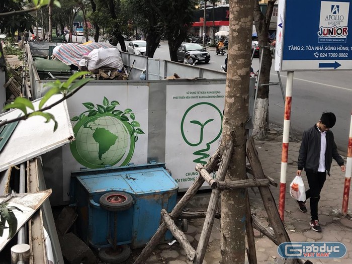 Những đoạn vỉa hè được quây tôn làm nơi tập kết xe rác trên phố Hà Nội. Ảnh chụp trên phố Thái Hà. Ảnh: TD.