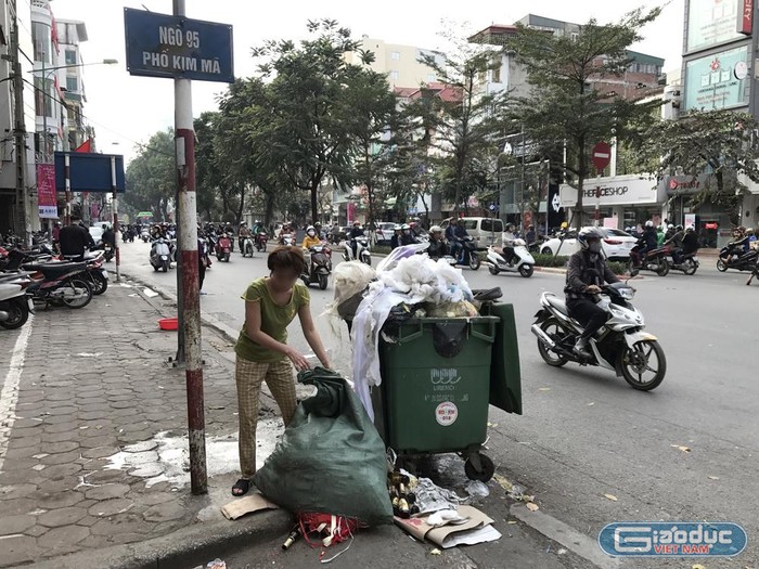 Người dân vứt rác trên phố Kim Mã - Hà Nội. Ảnh: TD.