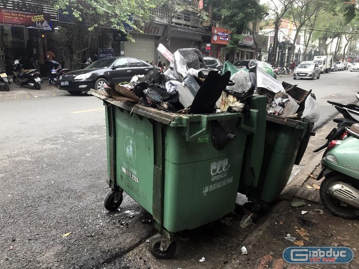 Tình trạng các thùng rác không được đậy nắp gây mất mĩ quan trên nhiều tuyến phố Hà Nội. Ảnh: TD.