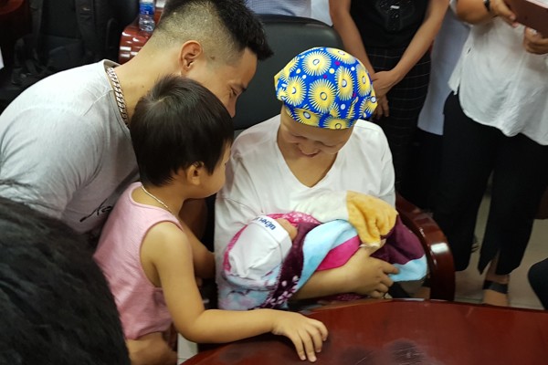 Gia đình bé Bình An được đoàn tụ và chính thức xuất viện sau 55 ngày được các y bác sĩ Bệnh viện K và Bệnh viện phụ sản Trung ương chăm sóc đặc biệt.